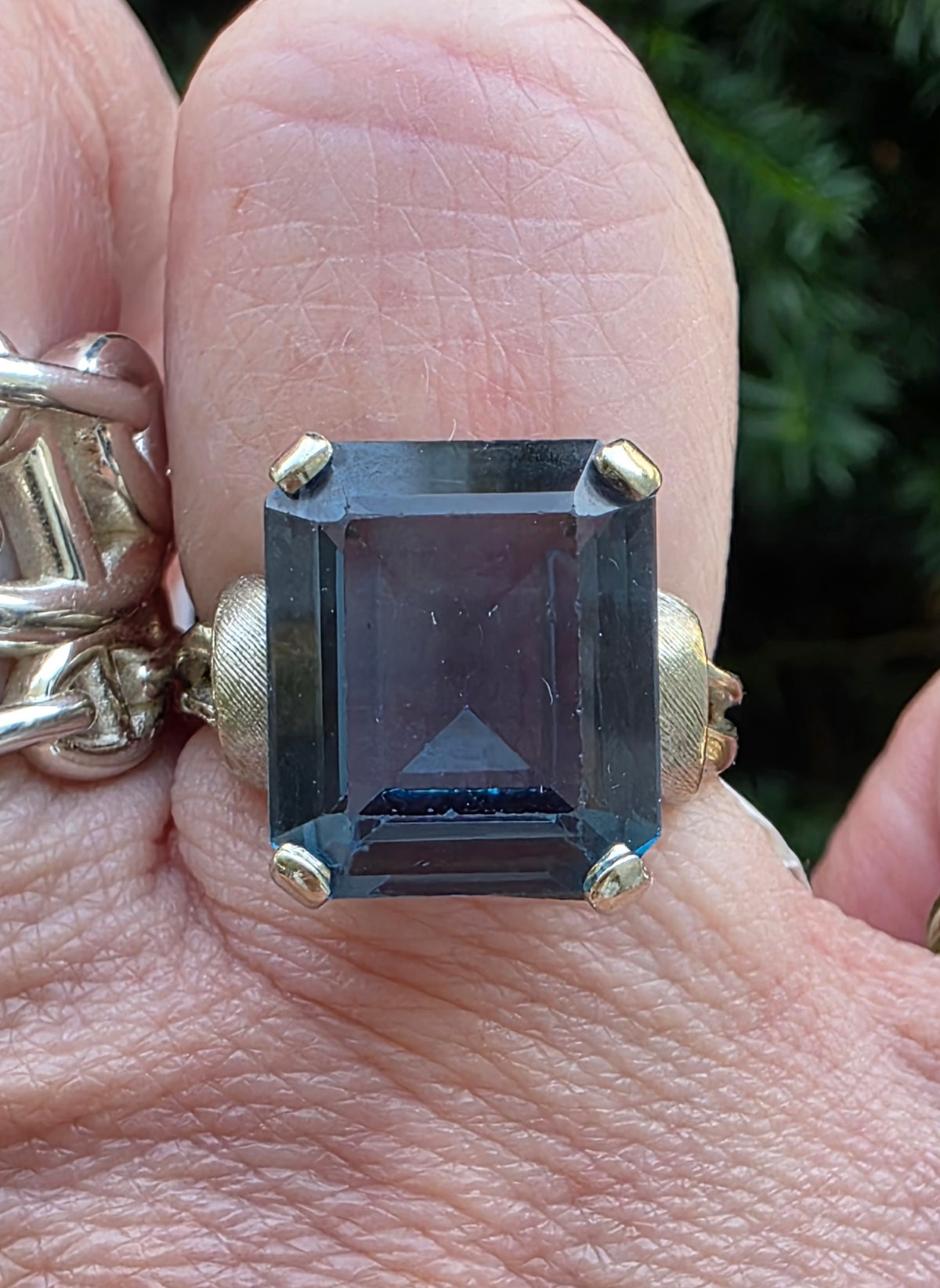 Vintage 10k White Gold Blue Spinel Ring