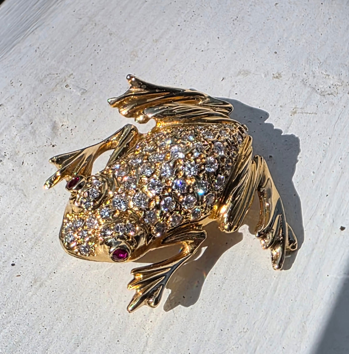 Vintage 18k Yellow Gold & Pave Set Diamond Frog Brooch