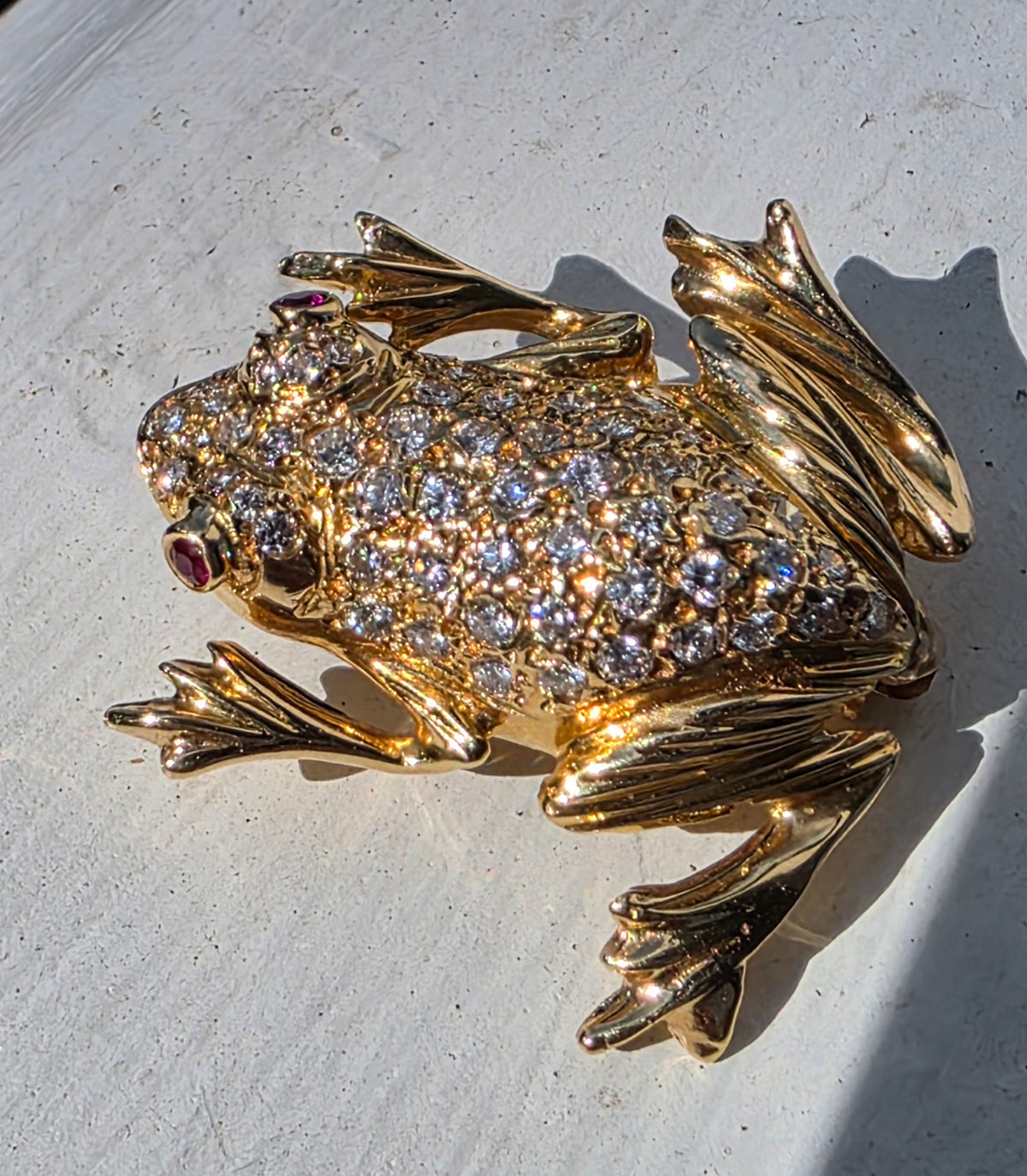 Vintage 18k Yellow Gold & Pave Set Diamond Frog Brooch
