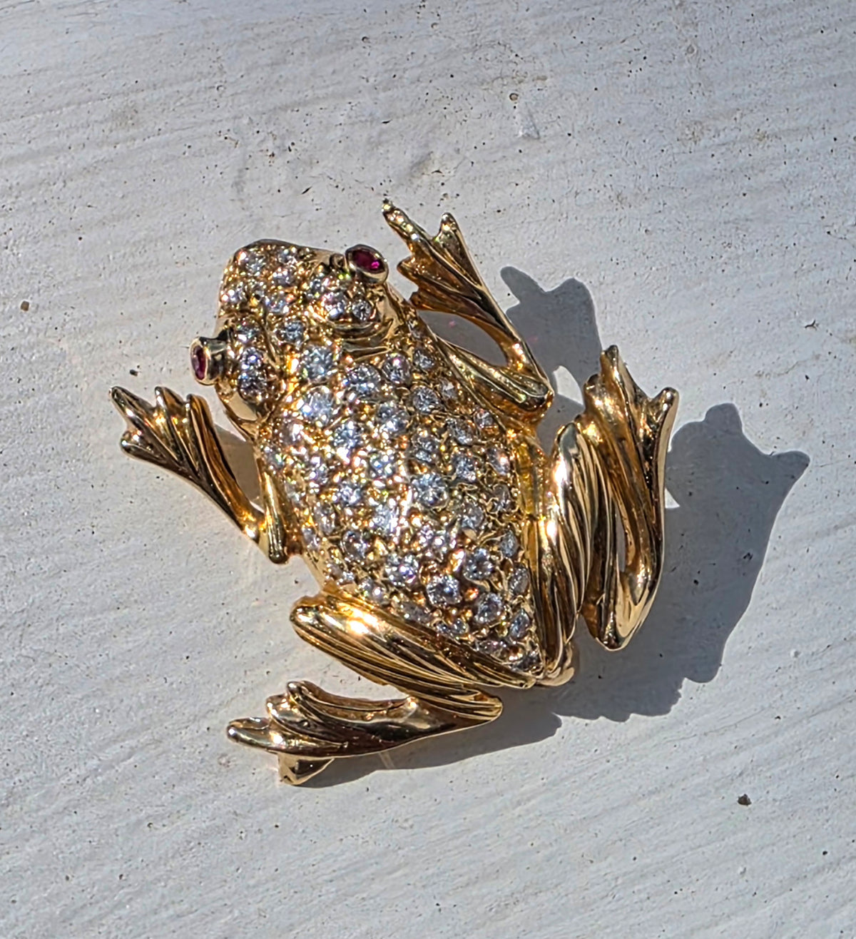 Vintage 18k Yellow Gold & Pave Set Diamond Frog Brooch