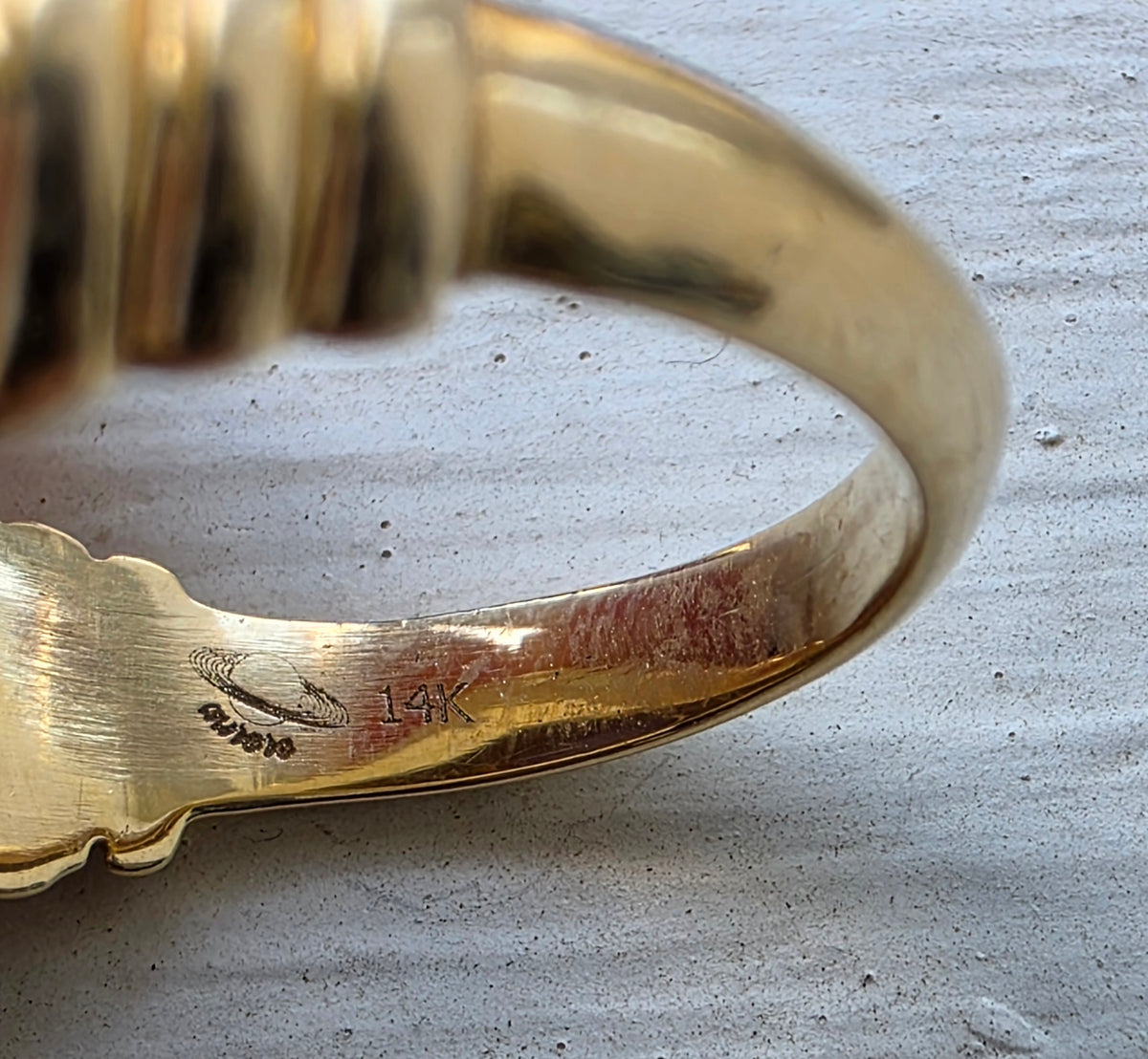 Auroro 14k Yellow Gold Moonstone Ribbed Cocktail Ring 19.2g Heavy Chunky Dome