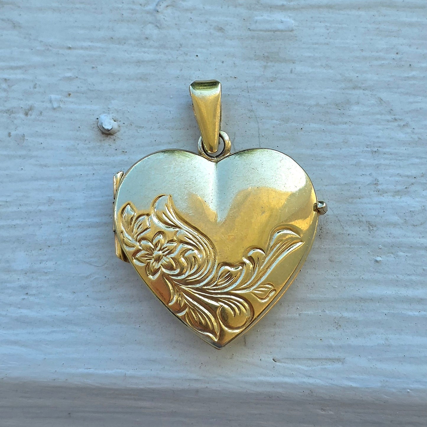 Vintage 14k Yellow Gold Engraved Heart Locket